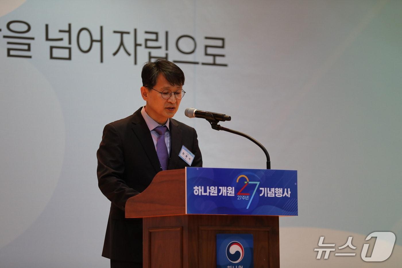 본문 이미지 - 통일부 북한이탈주민정착지원사무소(하나원)은 이날 경기 안성 하나원 체육관에서 기부자와 자원봉사자, 교육생, 인근 주민 등 100여 명이 참석한 가운데 개원 27주년 기념행사를 개최했다고 밝혔다.(통일부 제공).