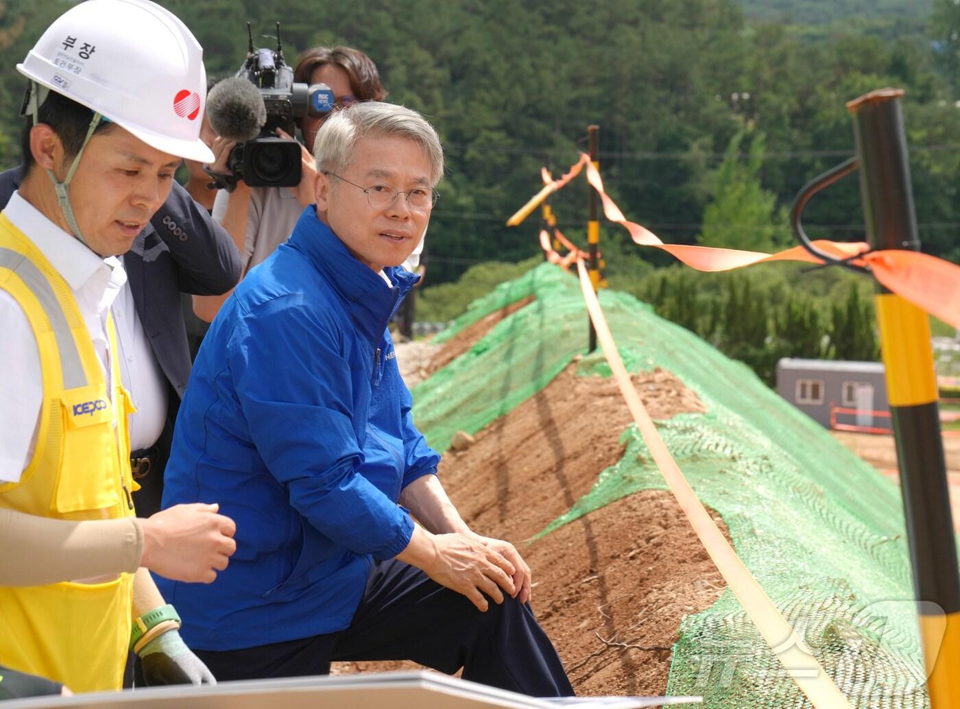 본문 이미지 - 민형배 전남광주통합특별시장이 7일 장성 동화면에 위치한 신장성변전소 건설현장을 방문해 추진 현황을 점검하고 있다.(전남광주통합특별시 제공. 재판매 및 DB금지) 2026.7.7 ⓒ 뉴스1 전원 기자