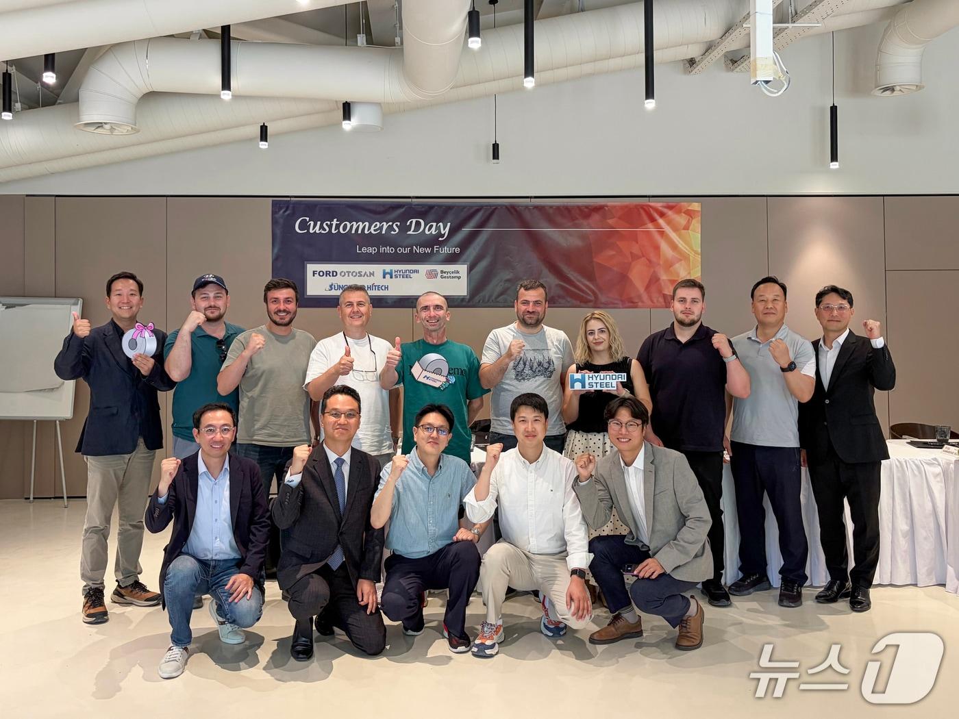 본문 이미지 - 현대제철이 자동차 경주대회 월드랠리챔피언십(WRC) 그리스 랠리 기간인 지난달 26일, 그리스 아테네 소재 호텔 콘퍼런스룸에서 유럽 고객사를 대상으로 개최한 간담회에서 포드오토산 등 현지 고객사 관계자들과 현대제철 관계자들이 기념 사진을 촬영한 모습(현대제철 제공). 2026.6.26.