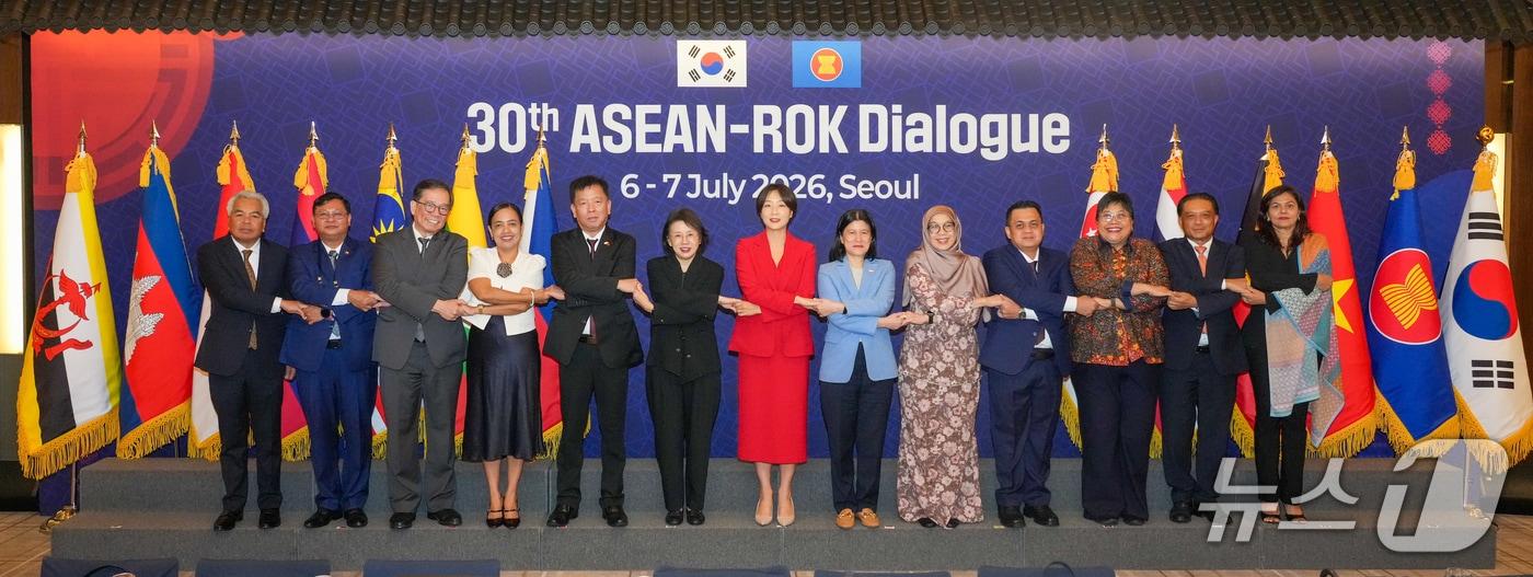 본문 이미지 - 외교부는 7일 서울에서 '한-아세안 대화(ASEAN-ROK Dialogue)'를 개최하고 지난해 발표한 '한-아세안 CSP 비전'의 이행 계획과 포괄적 전략동반자관계(CSP) 협력 현황을 점검하는 한편 지역·국제 정세에 대해 의견을 교환했다고 밝혔다.(외교부 제공).