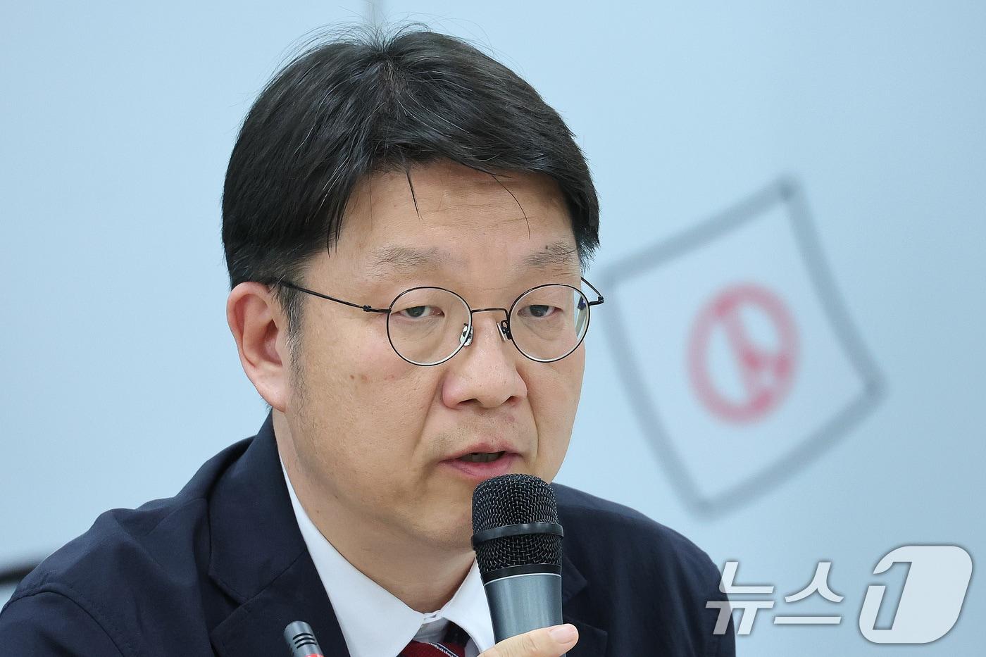 본문 이미지 - 김범진 서울시선거관리위원회 사무처장이 7일 서울 종로구 서울시선거관리위원회에서 열린 전국동시지방선거 투표용지 부족사태 등 국민참정권 침해 진상규명 및 선거관리 개혁을 위한 국정조사특별위원회 현장조사에서 의원 질의에 답변하고 있다. 2026.7.7 ⓒ 뉴스1 신웅수 기자