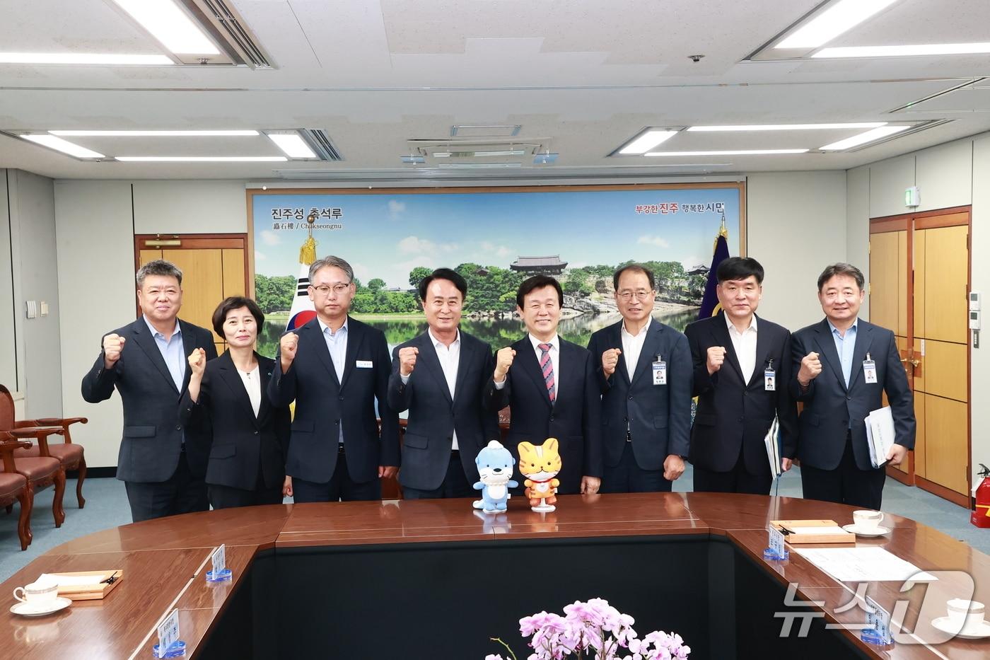 본문 이미지 - 박동식 사천시장(왼쪽 네번째)과 조규일 진주시장(왼쪽 다섯번째)이 7일 진주시청에서 만나 지역 공동현안에 대해 해결책을 모색했다(사천시 제공. 재판매 및 DB금지). 2026.7.7