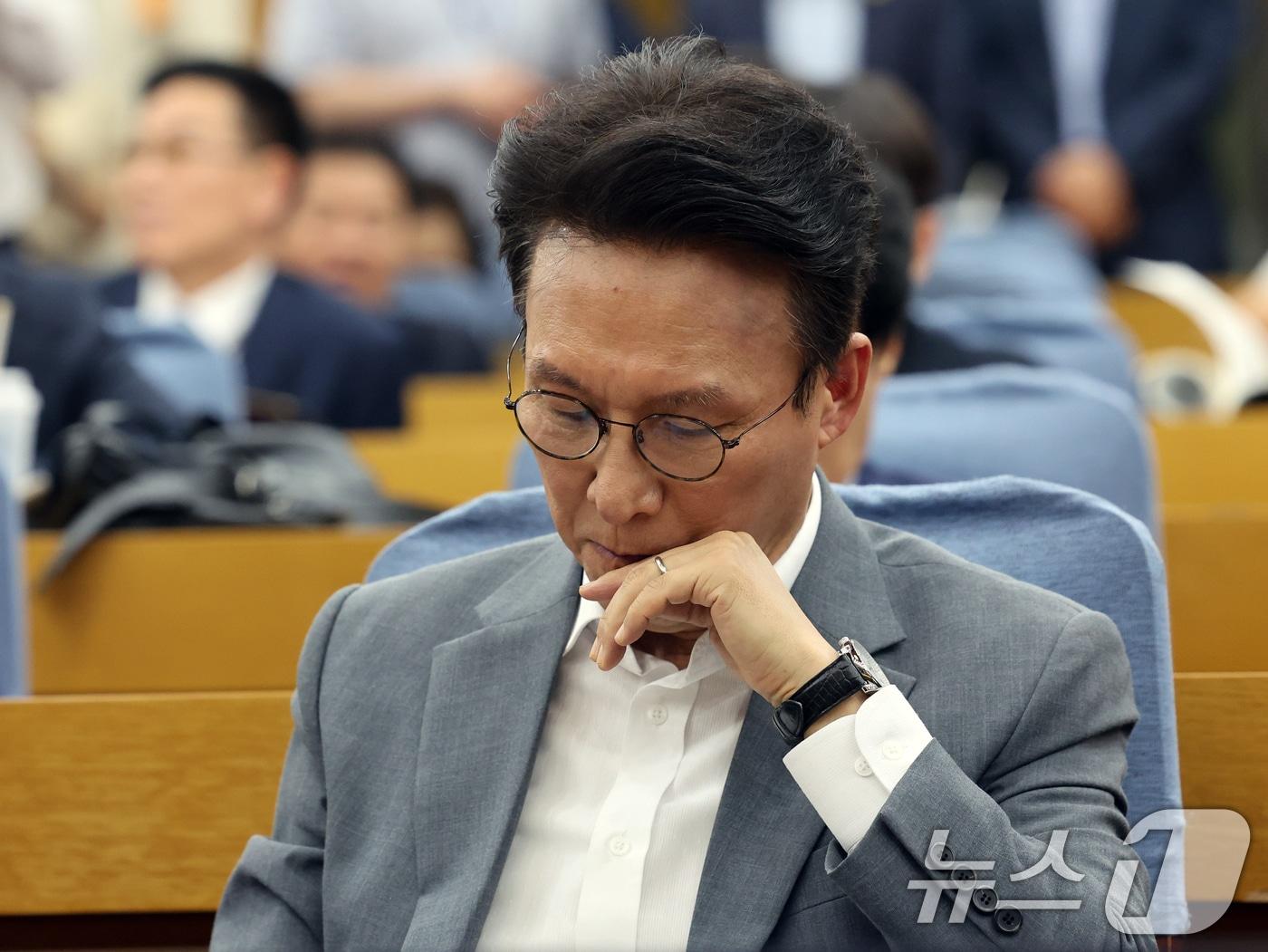 본문 이미지 - 더불어민주당 당권 주자인 김민석 전 국무총리가 지난 7일 오후 서울 여의도 의원회관에서 열린 '균형발전을 넘어 지방주도성장으로' 토론회에서 생각에 잠겨 있다. 2026.7.7 ⓒ 뉴스1 황기선 기자