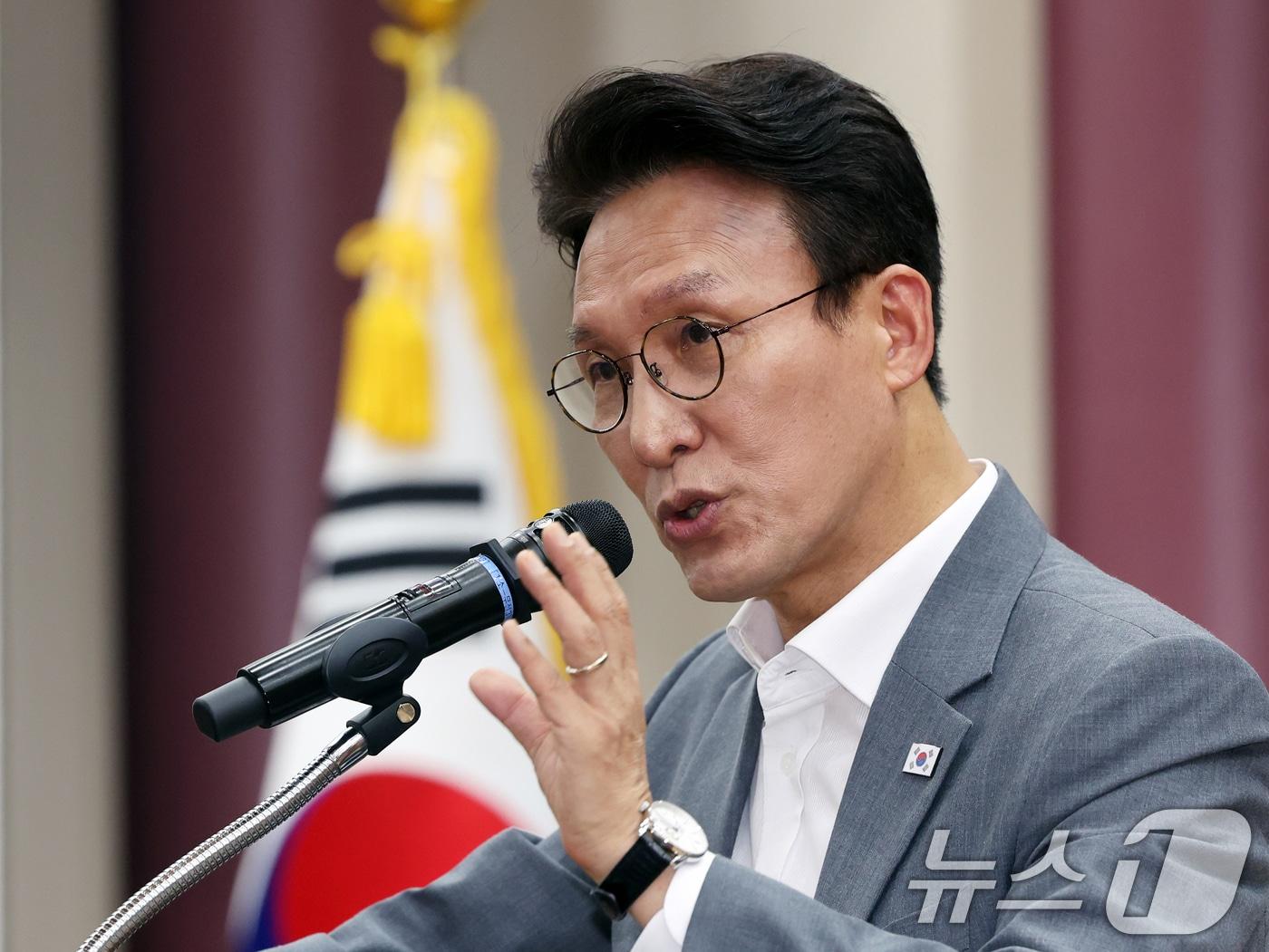 본문 이미지 - 더불어민주당 당권 주자인 김민석 전 국무총리가 7일 오후 서울 여의도 의원회관에서 열린 '균형발전을 넘어 지방주도성장으로' 토론회에서 개회사를 하고 있다. 2026.7.7 ⓒ 뉴스1 황기선 기자