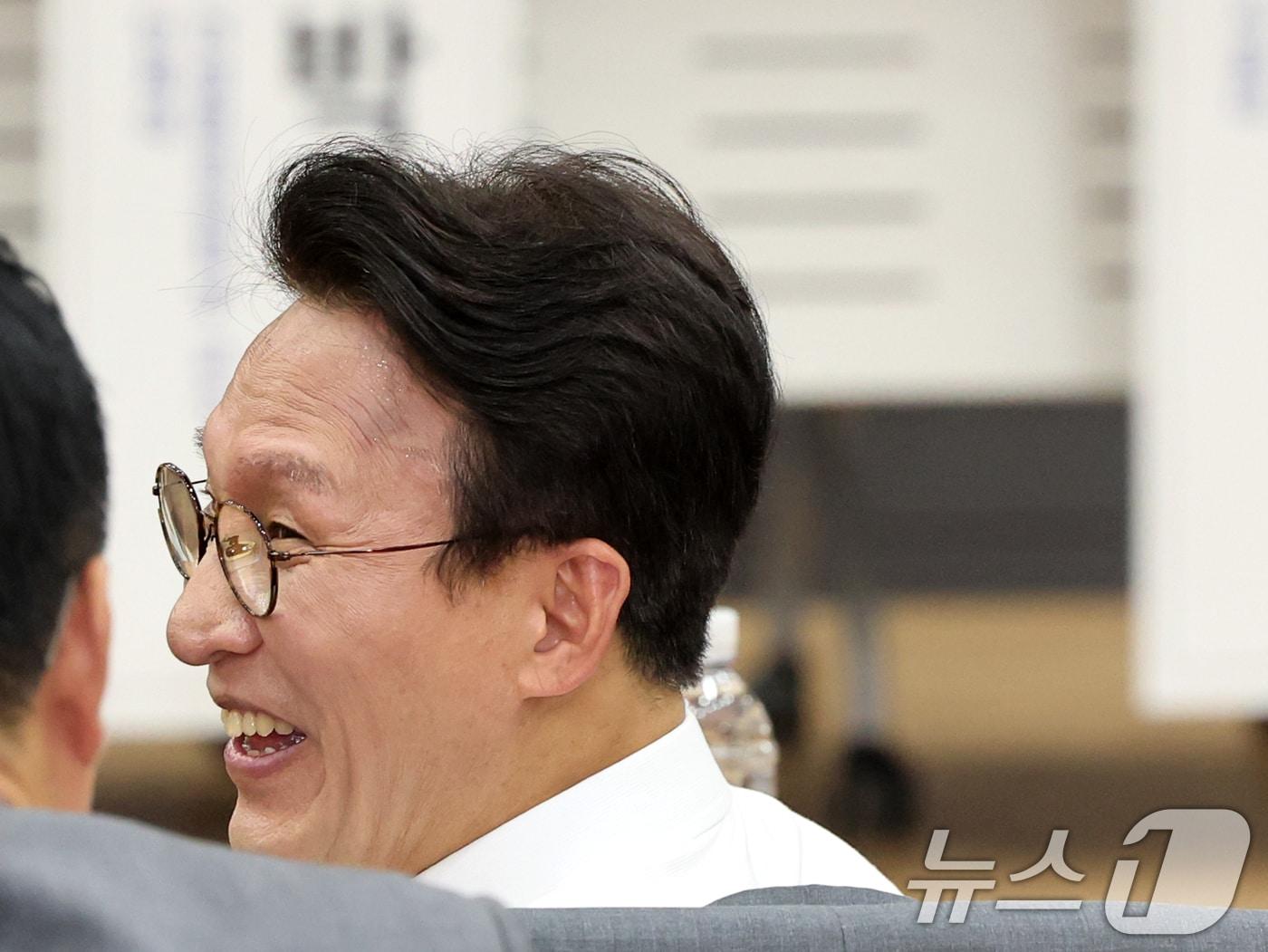 본문 이미지 - 더불어민주당 당권 주자인 김민석 전 국무총리가 7일 오후 서울 여의도 의원회관에서 열린 '균형발전을 넘어 지방주도성장으로' 토론회에서 미소를 보이고 있다. 2026.7.7 ⓒ 뉴스1 황기선 기자