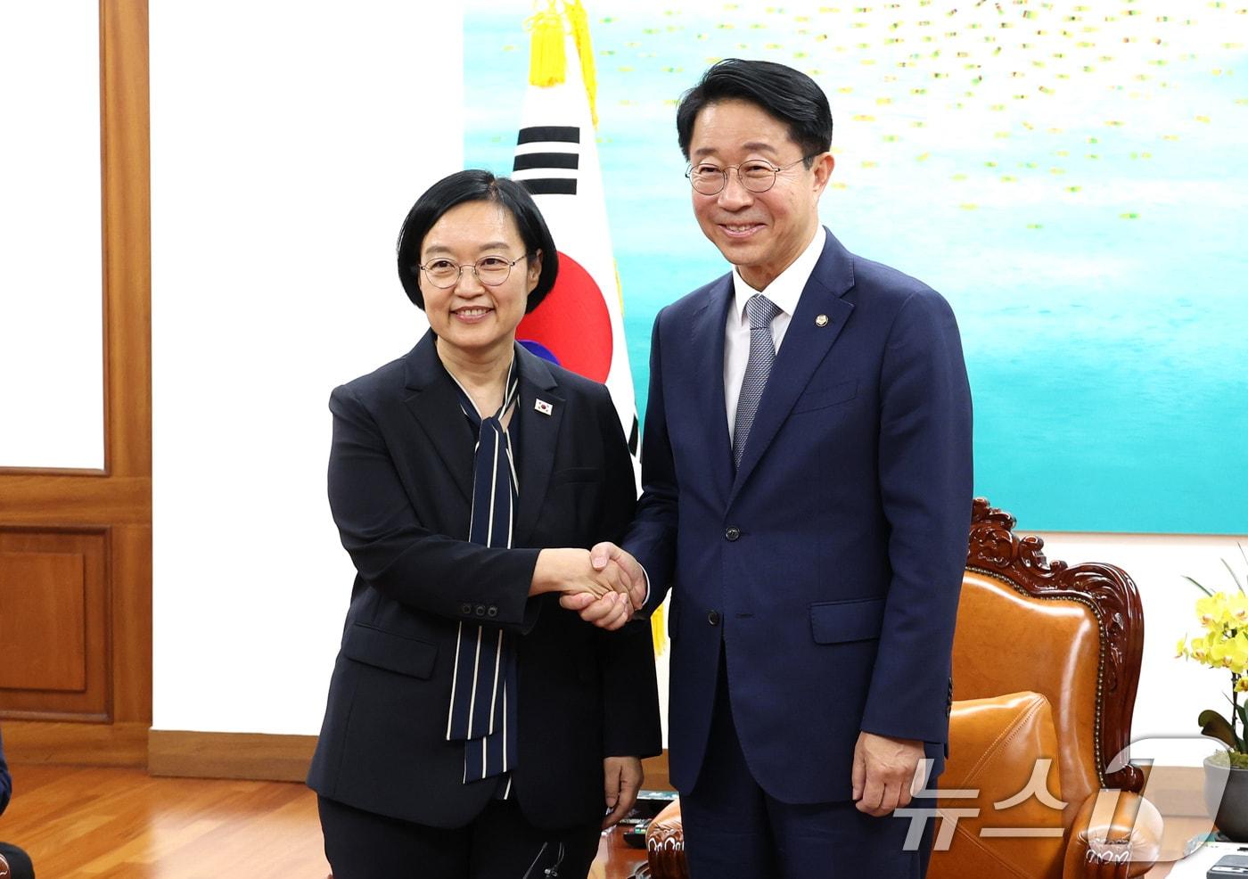 본문 이미지 - 조정식 국회의장이 7일 서울 여의도 국회에서 한성숙 국무총리를 접견, 기념 촬영을 하고 있다. (공동취재) 2026.7.7 ⓒ 뉴스1 유승관 기자