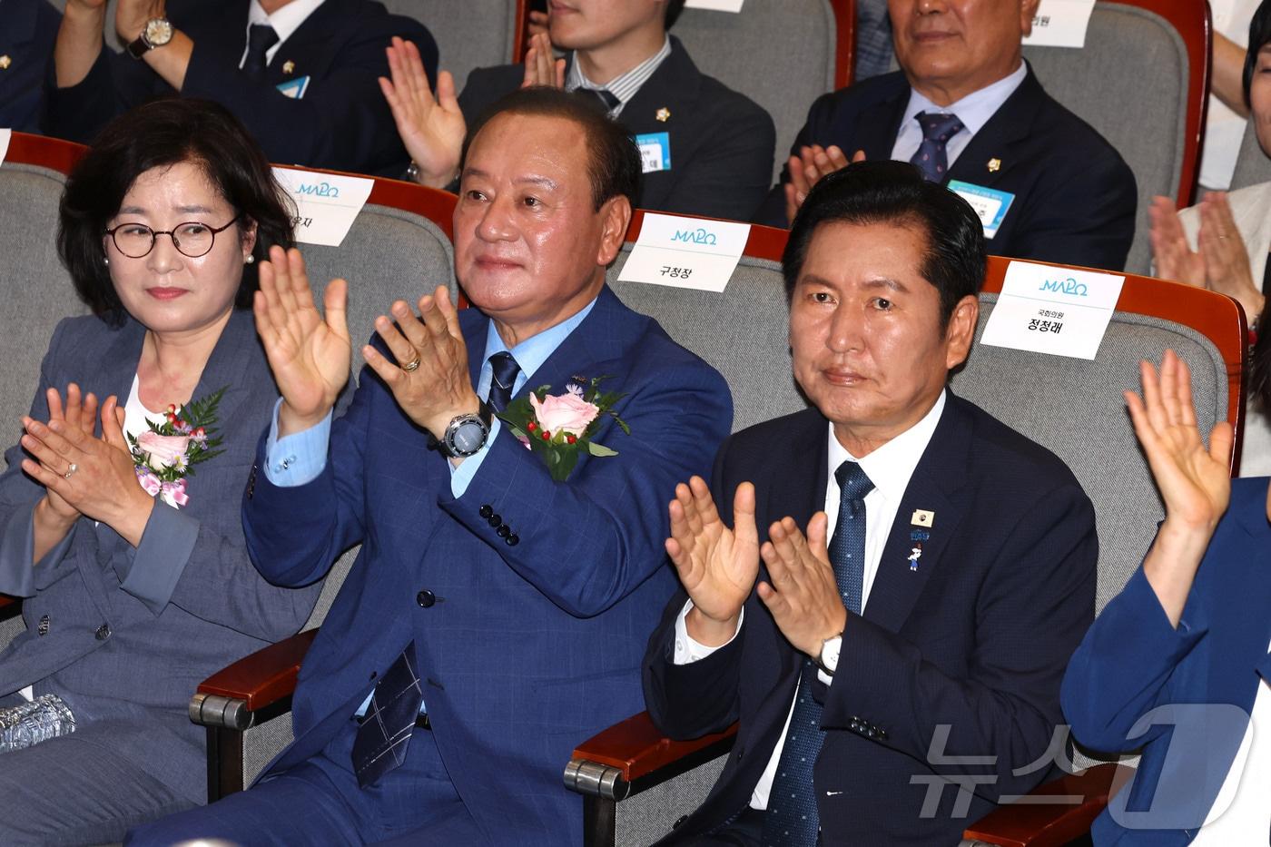 본문 이미지 - 정청래 더불어민주당 전 대표와 유동균 마포구청장이 서울 마포구청 대강당에서 열린 유동균 구청장 취임식에서 박수를 치고 있다. 2026.7.7 ⓒ 뉴스1 이종수 기자