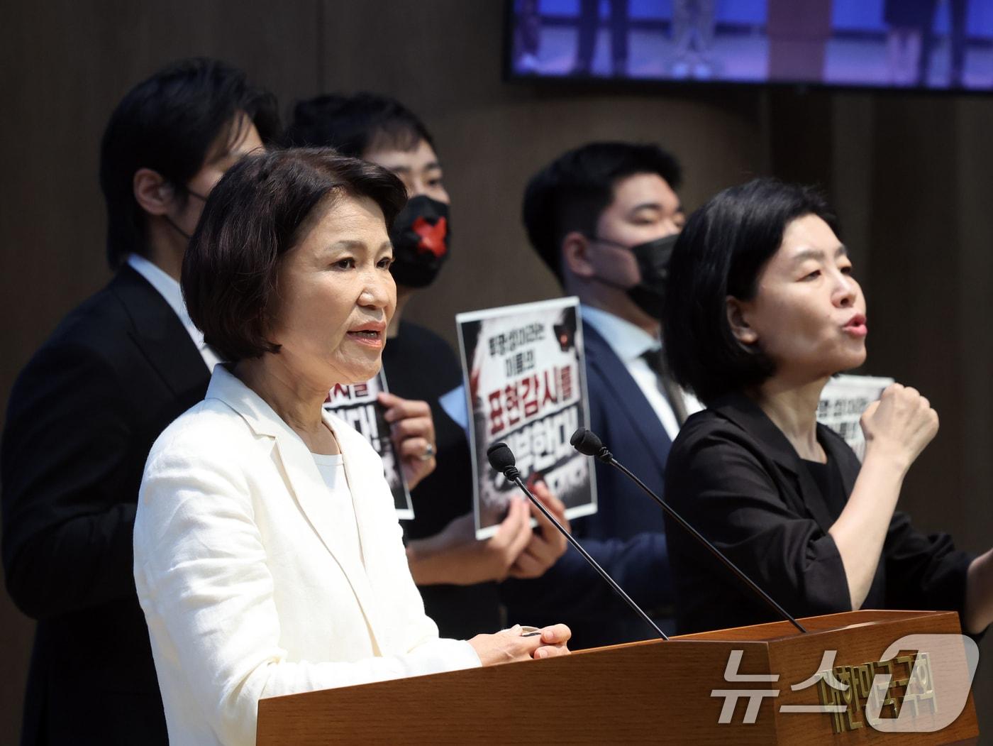 본문 이미지 - 이진숙 국민의힘 의원이 7일 오후 서울 여의도 국회 소통관에서 '개정 정보통신망법' 관련 기자회견을 하고 있다. 2026.7.7 ⓒ 뉴스1 황기선 기자
