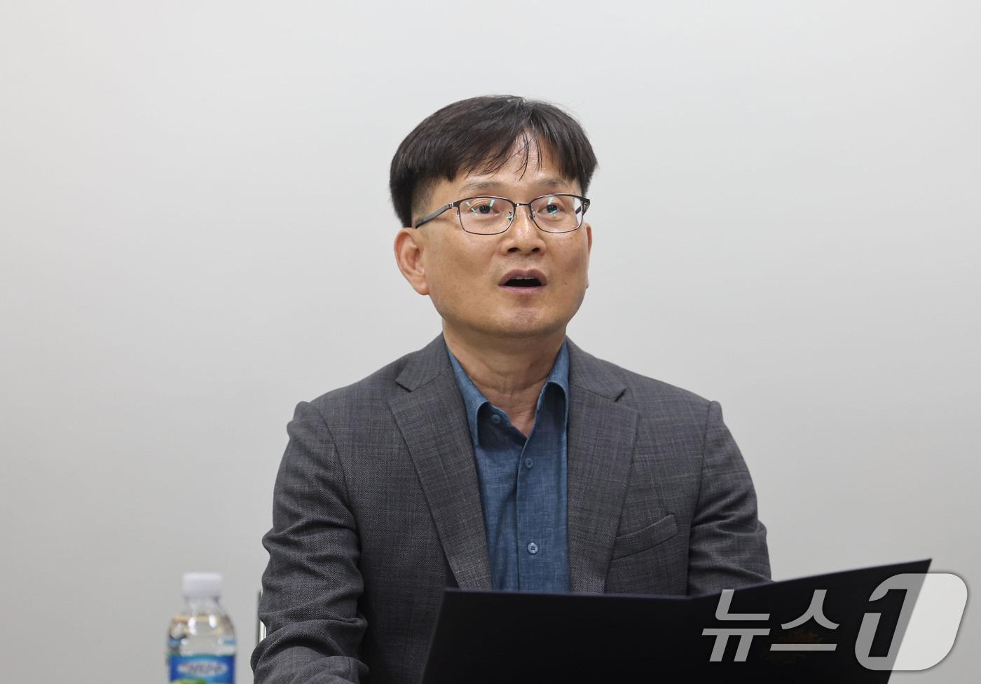 본문 이미지 - 이규연 광주제일고 교장이 7일 전남광주특별시 광주제일고에서 배재고 야구부의 조롱성 응원 논란과 관련해 학생들에 대한 선처를 호소하는 기자회견을 하고 있다. 2026.7.7 ⓒ 뉴스1 박지현 기자