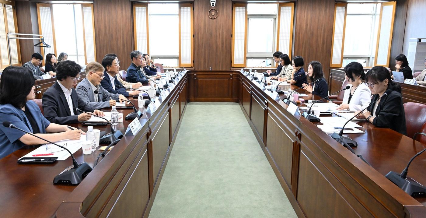 본문 이미지 - 외교부는 7일 김진아 외교부 2차관 주재로 한국국제협력단(KOICA), 국제개발협력민간협의회(KCOC) 등과 함께 ''제8차 외교부-시민사회 정책대화'를 개최했다고 밝혔다. (사진=외교부)  
