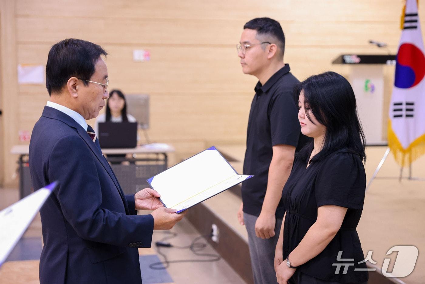 본문 이미지 -  김문근 단양군수가 규제개혁 공모전에서 최우수상 수상자로 선정된 김혜련 주무관에게 상장을 전달하고 있다.(단양군 제공. 재판매 및 DB금지)