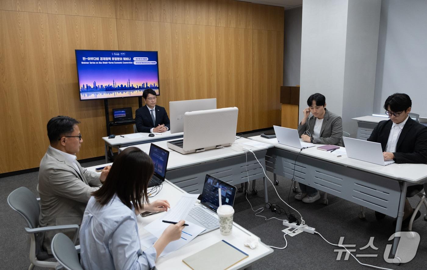본문 이미지 - 한국무역협회(KITA,)는 7일 '한-아부다비 경제협력 유망분야 웨비나'를 개최했다. (무역협회 제공)