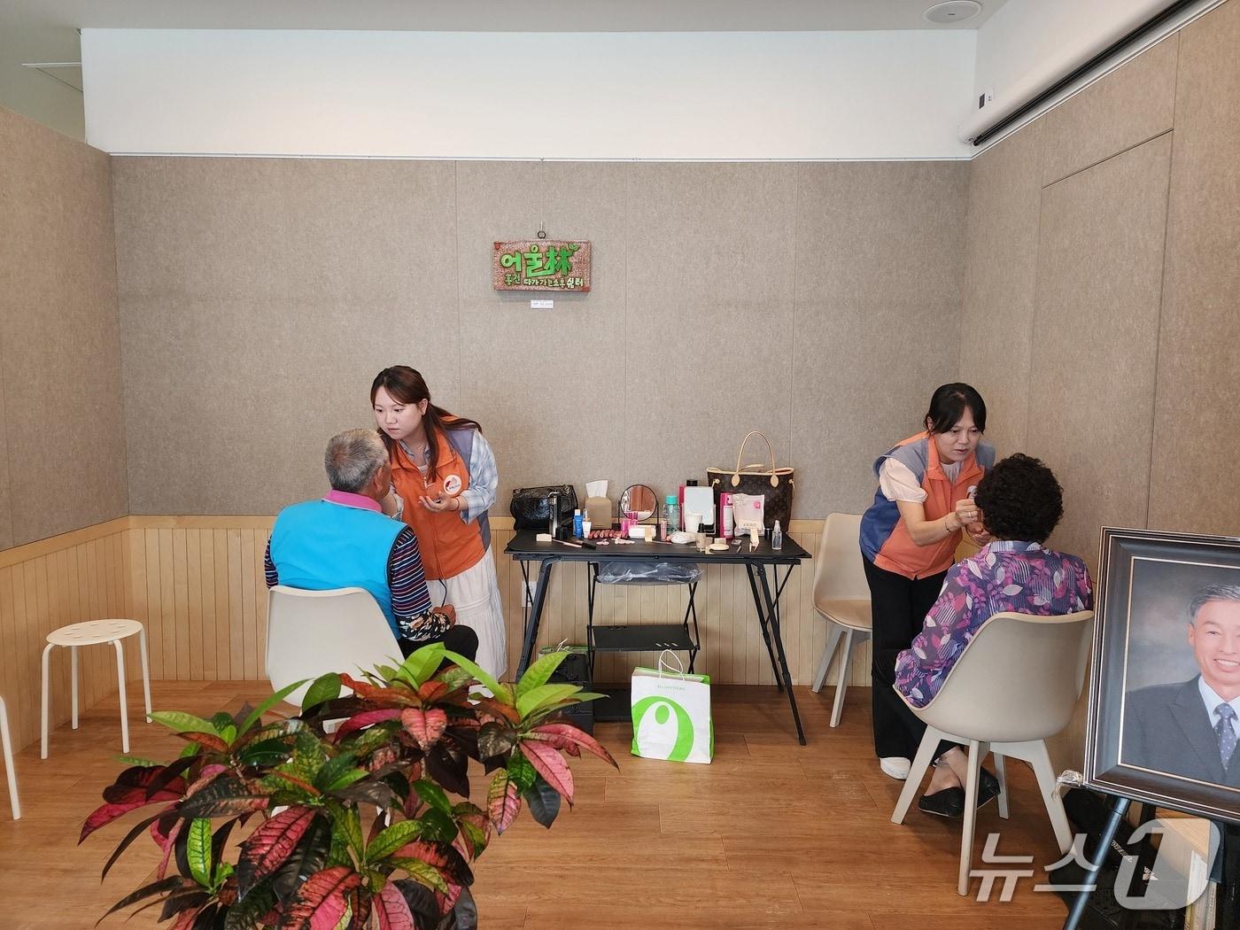 본문 이미지 - 7일 한국전력 강원본부는 HVDC건설본부와 함께 홍천군 지역 주민들의 건강과 행복을 기원하는 '孝(효) 드림, 행복동행' 프로젝트 및 기부금 전달식을 실시했다.(한국전력 강원본부 제공. 재판매 및 DB금지)/뉴스1