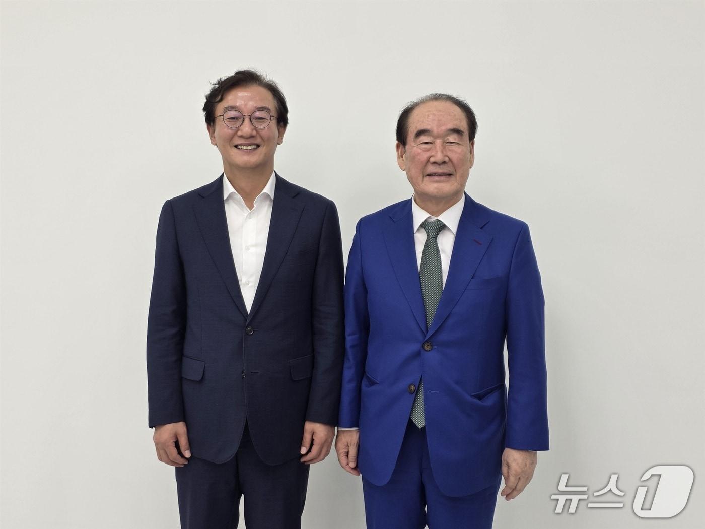 본문 이미지 - 전재수 부산시장이 지난 6일 서울 중구 장금상선 본사를 방문해 정태순 장금상선그룹 회장과 면담한 뒤 기념촬영을 하고 있다.(부산시 제공. 재판매 및 DB금지)