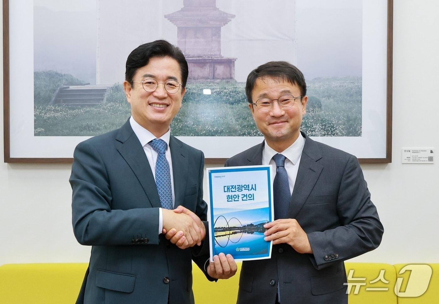 본문 이미지 - 허태정 시장이 7일 국회를 찾아 더불어민주당 한병도 원내대표에게 대전시 현안에 대한 지원을 건의했다. (시 제공) / 뉴스1