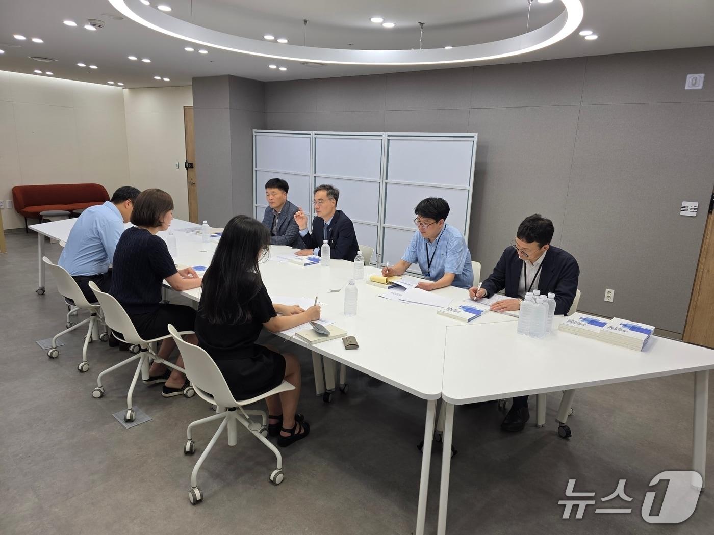 본문 이미지 - 이복원 경제부지사를 단장으로 한 재정정상화 실무 TF가 7일 기획예산처 예산정책과를 찾아 중앙정부의 세출구조조정 방식과 재정 사업 점검 사례를 공유하고 있다. (충북도 제공. 재판매 및 DB금지)/뉴스1