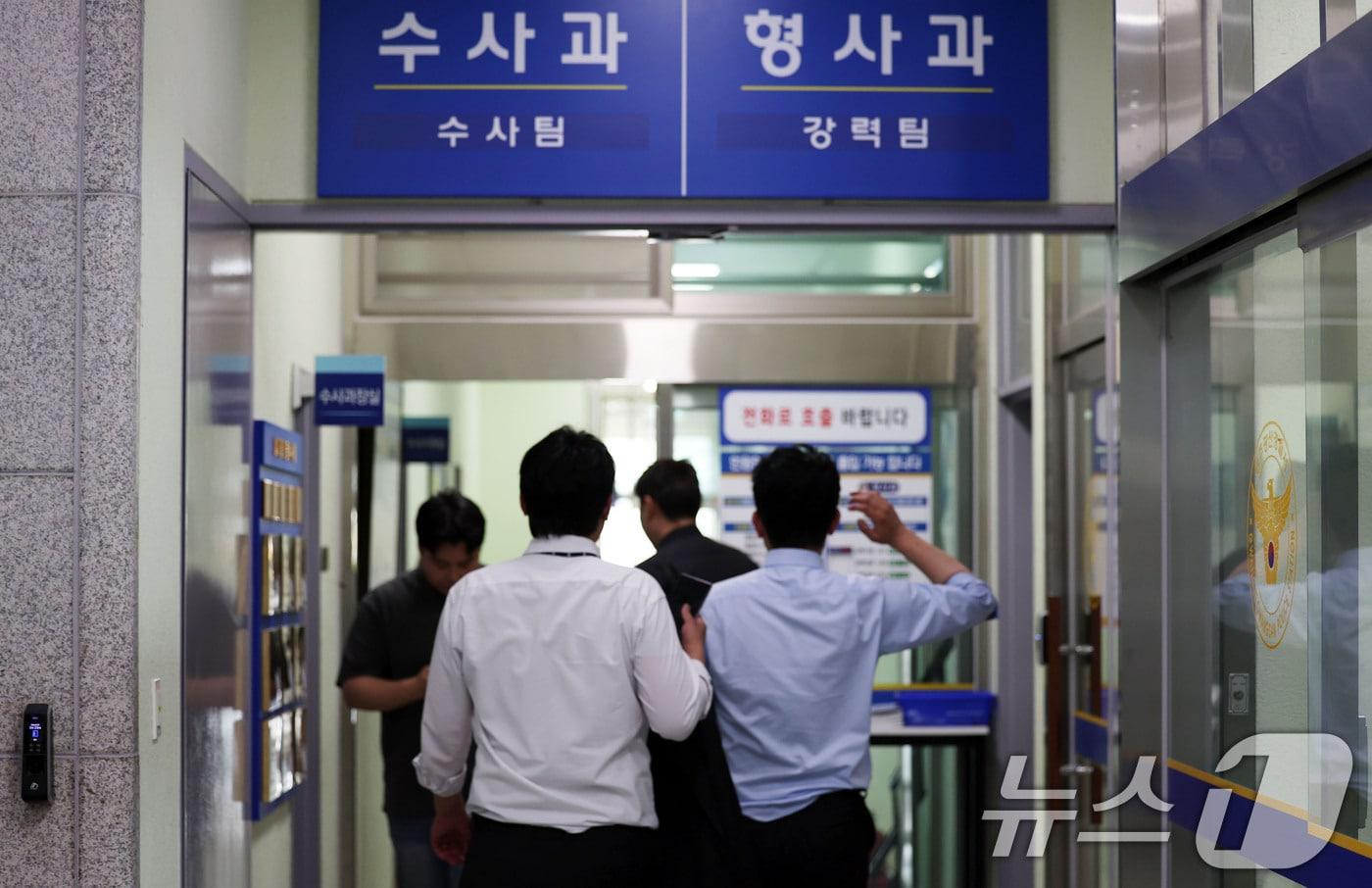 본문 이미지 - 장윤기 사건에 대한 경찰의 증거인멸 의혹 등에 대한 강제 수사에 착수한 7일 검찰 수사관들이 광주 광산경찰서 형사과에 들어가고 있다. 2026.7.7 ⓒ 뉴스1 이승현 기자