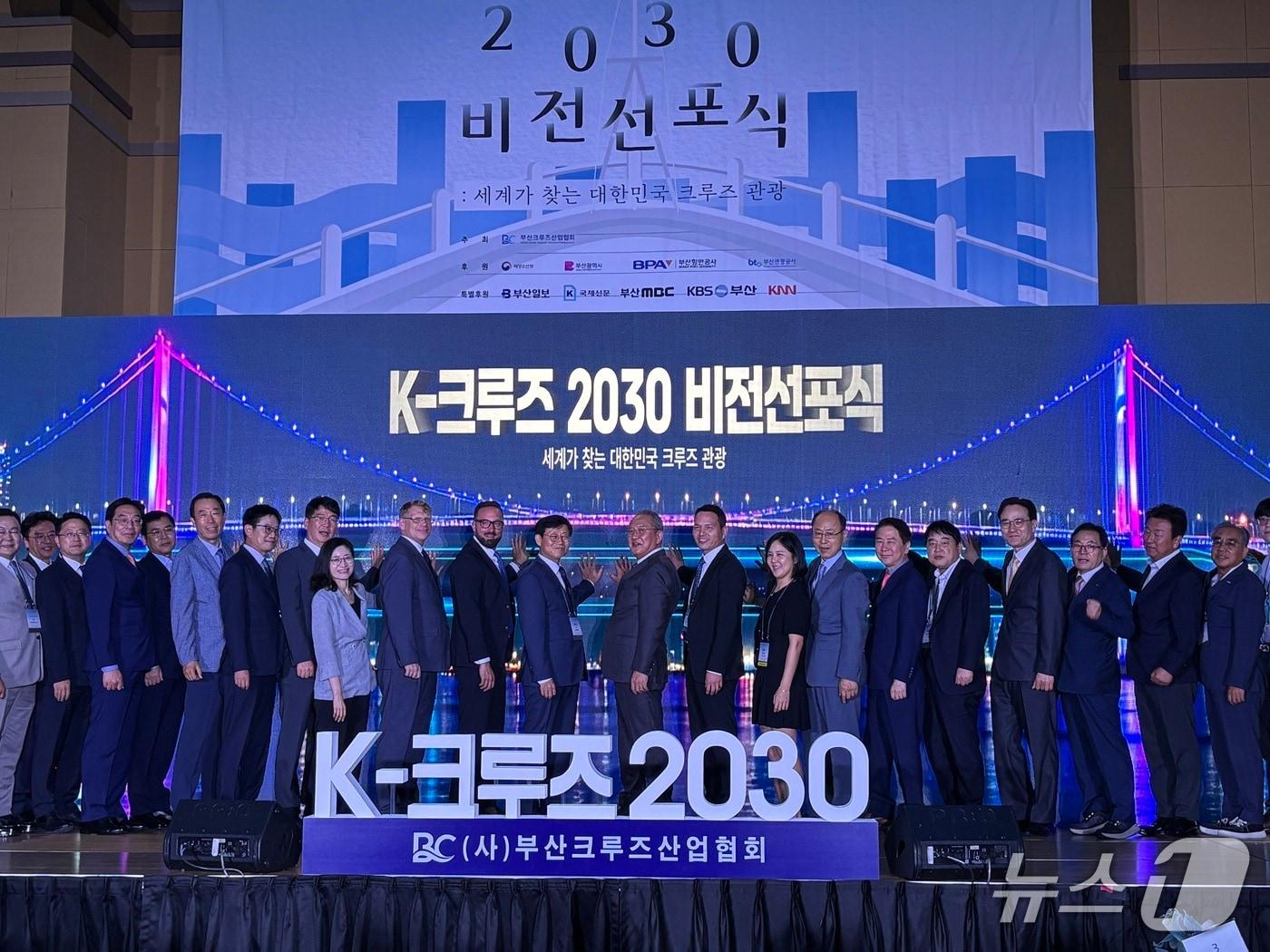 본문 이미지 - 7일 부산크루즈산업협회 출범을 기념해 열린 'K-크루즈 2030 비전선포식' 참석자들이 퍼포먼스 하는 모습 2026.7.7 ⓒ 뉴스1 홍윤 기자