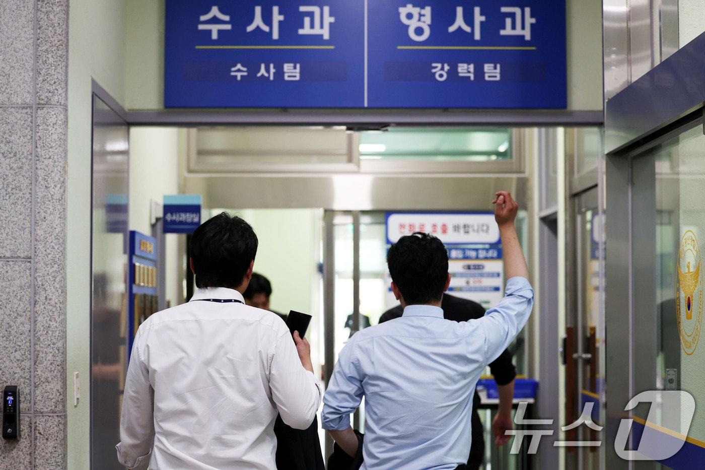 본문 이미지 - 장윤기 사건에 대한 경찰의 증거인멸 의혹 등에 대한 강제 수사에 착수한 7일 검찰 수사관들이 광주 광산경찰서 형사과에 들어가고 있다. ⓒ 뉴스1 이승현 기자