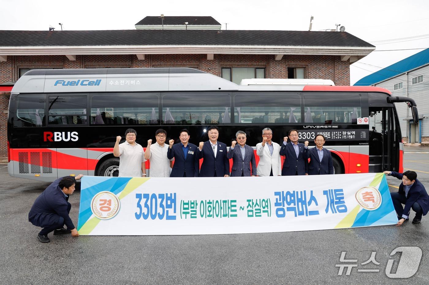 본문 이미지 - 성수석 시장(왼쪽 네번째)과 운수 관계자 등이  서울 잠실행 광역버스 운행을 축하하고 있는 모습.(이천시 제공)