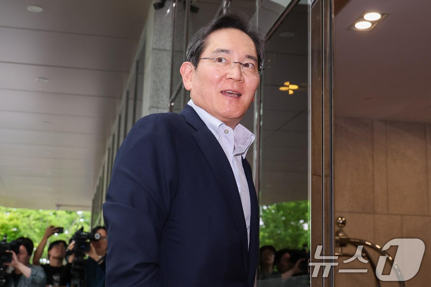 본문 이미지 - 이재용 삼성전자 회장이 7일 서울 강서구 김포비지니스항공센터에 도착, '억만장자들의 여름 캠프'로 불리는 미국 선밸리 콘퍼런스 참석을 위해 이동하고 있다. 2026.7.7 ⓒ 뉴스1 안은나 기자