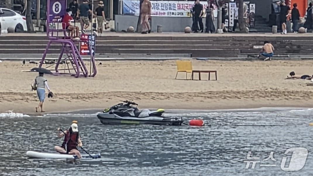 본문 이미지 - 7일 광안리해수욕장 백사장에 수상오토바이가 불법 계류된 모습 (해경 제공. 재판매 및 DB금지)