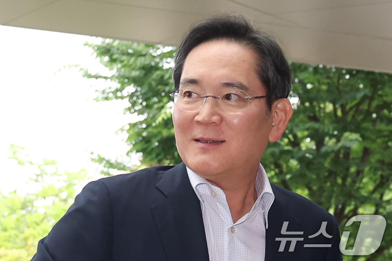 본문 이미지 - 이재용 삼성전자 회장이 7일 서울 강서구 김포비지니스항공센터에 도착, '억만장자들의 여름 캠프'로 불리는 미국 선밸리 콘퍼런스 참석을 위해 이동하고 있다. 2026.7.7 ⓒ 뉴스1 안은나 기자