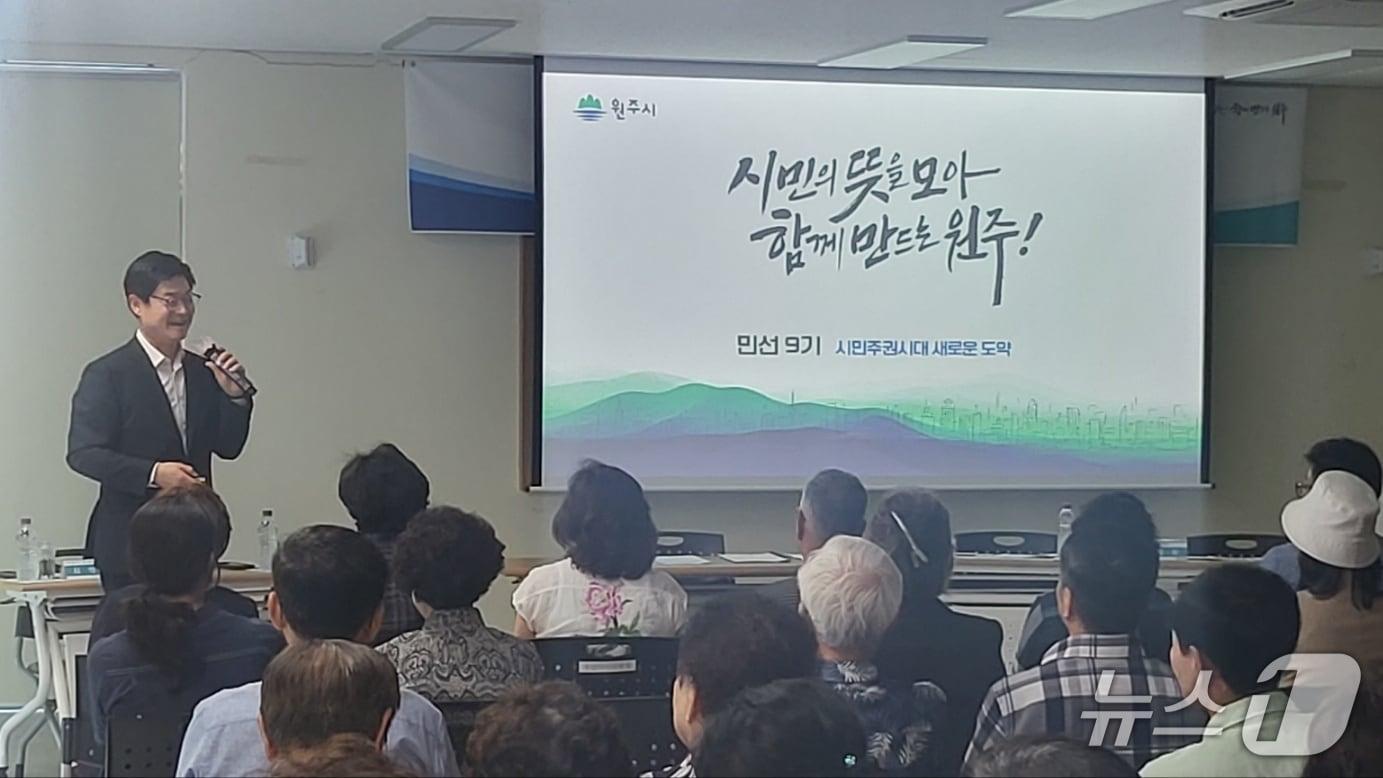본문 이미지 - 구자열 강원 원주시장이 7일 단계동 행정복지센터에서 '현장 중심, 시민과의 대화'라는 일정을 소화하고 있다. 2026.7.7/뉴스1 신관호 기자