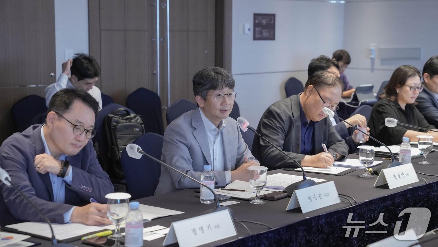 본문 이미지 - 7일  '질병관리 AX 위원회' 첫 회의에 참석한 임승관 질병관리청장 (질병청 제공)