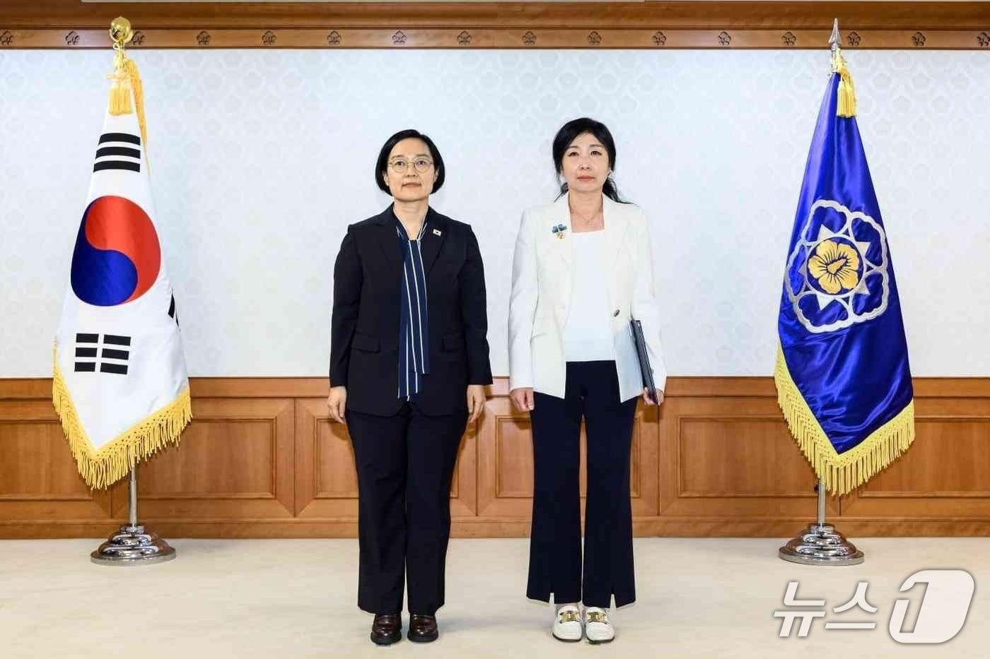 본문 이미지 - 이수아 홍천군 기획팀장(사진 오른쪽)이 7일 정부서울청사 의전 행사실에서 열린 '제6회 적극 행정 유공 정부포상 수여식'에서 국무총리 표창을 받았다.(홍천군 제공. 재판매 및 DB금지)/뉴스1