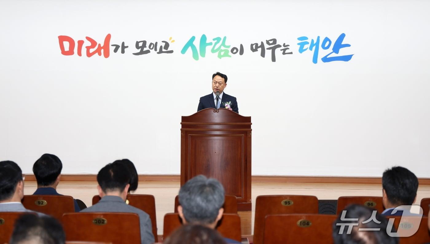 본문 이미지 - 7일 군청 대강당에서 열린 제20대 유윤수 부군수 취임식 모습(태안군 제공. 재판매 및 DB금지)/뉴스1