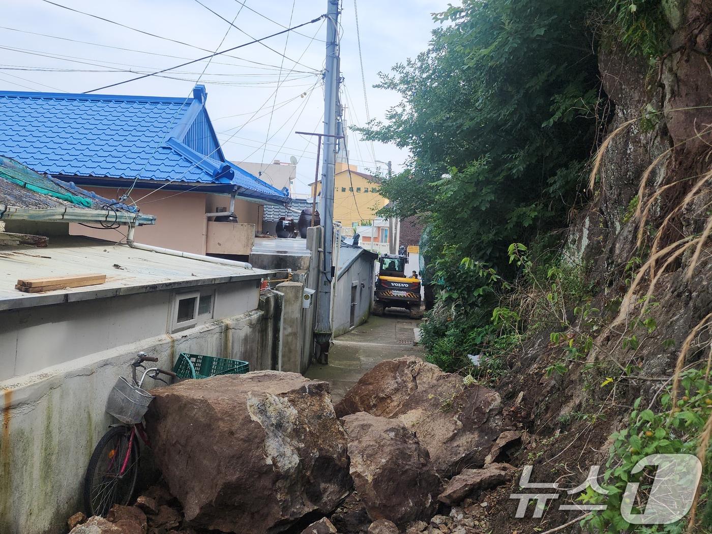 본문 이미지 - 7일 오전 11시30분쯤 경북 포항시 남구 구룡포읍 구룡포리 주택가에 집채만한 바위가 굴러 담벼락을 덮쳤다. 당시 행인이 없어 인명 피해는 없었다. 포항시는 추가 사고 예방을 위해 낙석 방지망을 설치하기로 했다.(독자 제공, 재판매 및 DB금지) ⓒ 뉴스1 최창호 기자