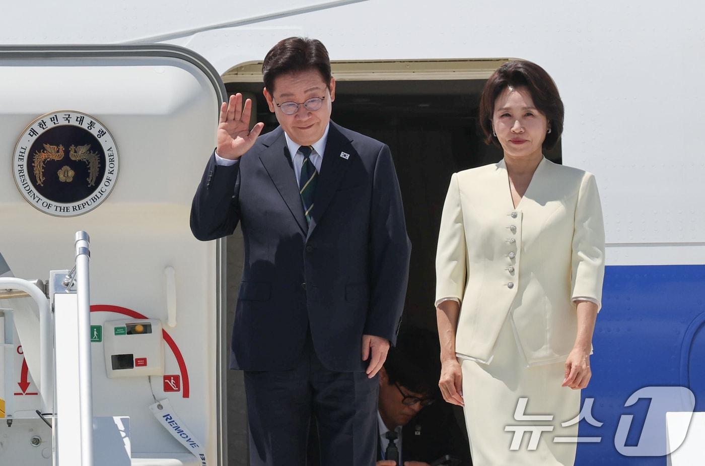 본문 이미지 - 북대서양조약기구(NATO·나토) 정상회의 참석한 이재명 대통령과 김혜경 여사가 7일(현지시간) 튀르키예 앙카라 에센보아 국제공항에 도착해 환영객들에게 인사하고 있다. 2026.7.7 ⓒ 뉴스1 이재명 기자