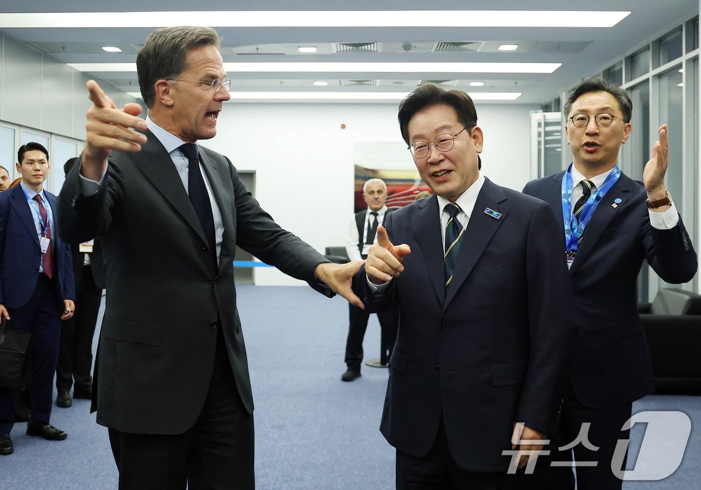 본문 이미지 - 북대서양조약기구(NATO·나토) 정상회의에 참석하는 이재명 대통령이 7일(현지시간) 튀르키예 앙카라에서 마르크 뤼터 NATO 사무총장과 대화하고 있다. 2026.7.7 ⓒ 뉴스1 이재명 기자