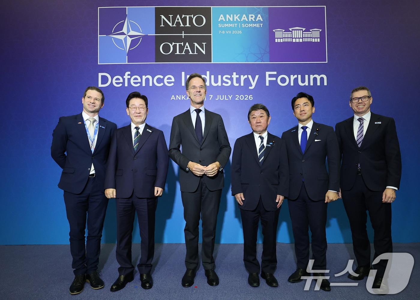 본문 이미지 - 이재명 대통령과 마르크 뤼터 북대서양조약기구(NATO·나토) 사무총장이 7일(현지시간) 튀르키예 앙카라 컨벤션센터에서 열린 NATO 사무총장-IP4 소인수 회담을 마친 뒤 참석자들과 기념촬영을 하고 있다. 왼쪽부터 크리스 펭크 뉴질랜드 국방장관, 이재명 대통령, 마르크 뤼터 NATO 사무총장, 모테기 토시미쓰 일본 외무대신, 고이즈미 신지로 일본 방위대신, 팻 콘로이 방위산업부 장관. 2026.7.7 ⓒ 뉴스1 이재명 기자