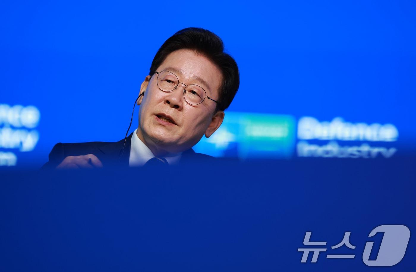 본문 이미지 - 이재명 대통령이 7일(현지시간) 튀르키예 앙카라 컨벤션센터에서 열린 북대서양조약기구(NATO·나토) 방위산업포럼에서 참석자들과 토론하고 있다. 2026.7.7 ⓒ 뉴스1 이재명 기자