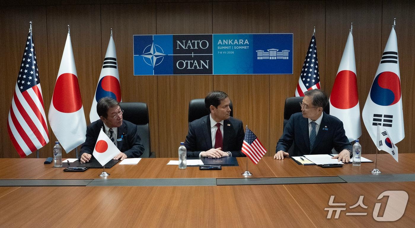 본문 이미지 - 외교부는 7일(현지시간) 조현 외교부 장관이 튀르키예 앙카라에서 개최된 NATO 정상회의 계기 마르코 루비오 미국 국무장관, 모테기 도시미쓰 일본 외무대신과 한미일 외교장관회의를 갖고 한반도 문제, 안보협력 및 지역·글로벌 정세, 경제안보 협력 등에 대해 논의했다고 밝혔다. (외교부 제공)