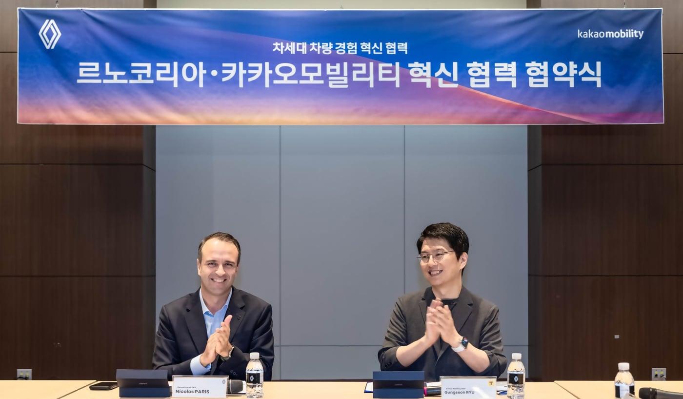 본문 이미지 - 류긍선 카카오모빌리티 대표(오른쪽)와 니콜라 파리 르노코리아 사장이 ‘차세대 차량 경험 혁신 협력’ 업무협약(MOU) 체결식에서 기념촬영을 하고 있다. (카카오모빌리티 제공)