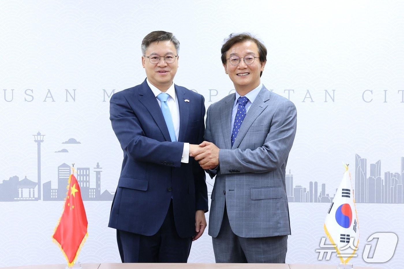 본문 이미지 - 7일 부산시청에서 전재수 부산시장과 진일표 주부산 중국 총영사가 접견을 마친 뒤 기념촬영을 하고 있다.(부산시 제공. 재판매 및 DB금지)