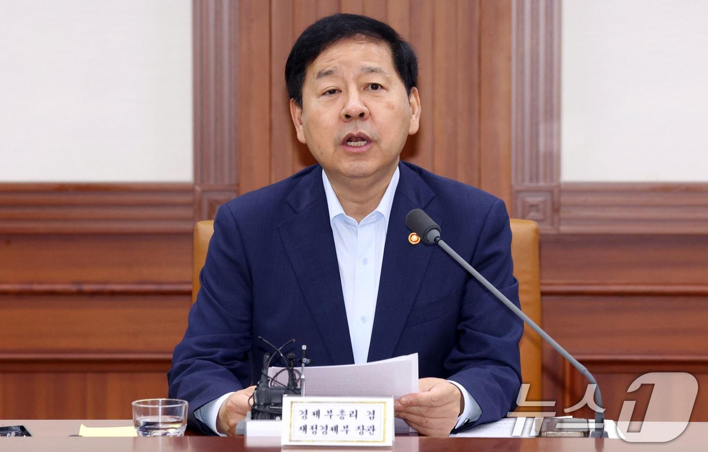 본문 이미지 - 구윤철 경제부총리 겸 재정경제부 장관이 8일 오전 서울 종로구 세종대로 정부서울청사에서 열린 비상경제본부 희의 겸 경제·산업경쟁력강화 관계장관회의에서 모두 발언을 하고 있다. 2026.7.8 ⓒ 뉴스1 김명섭 기자