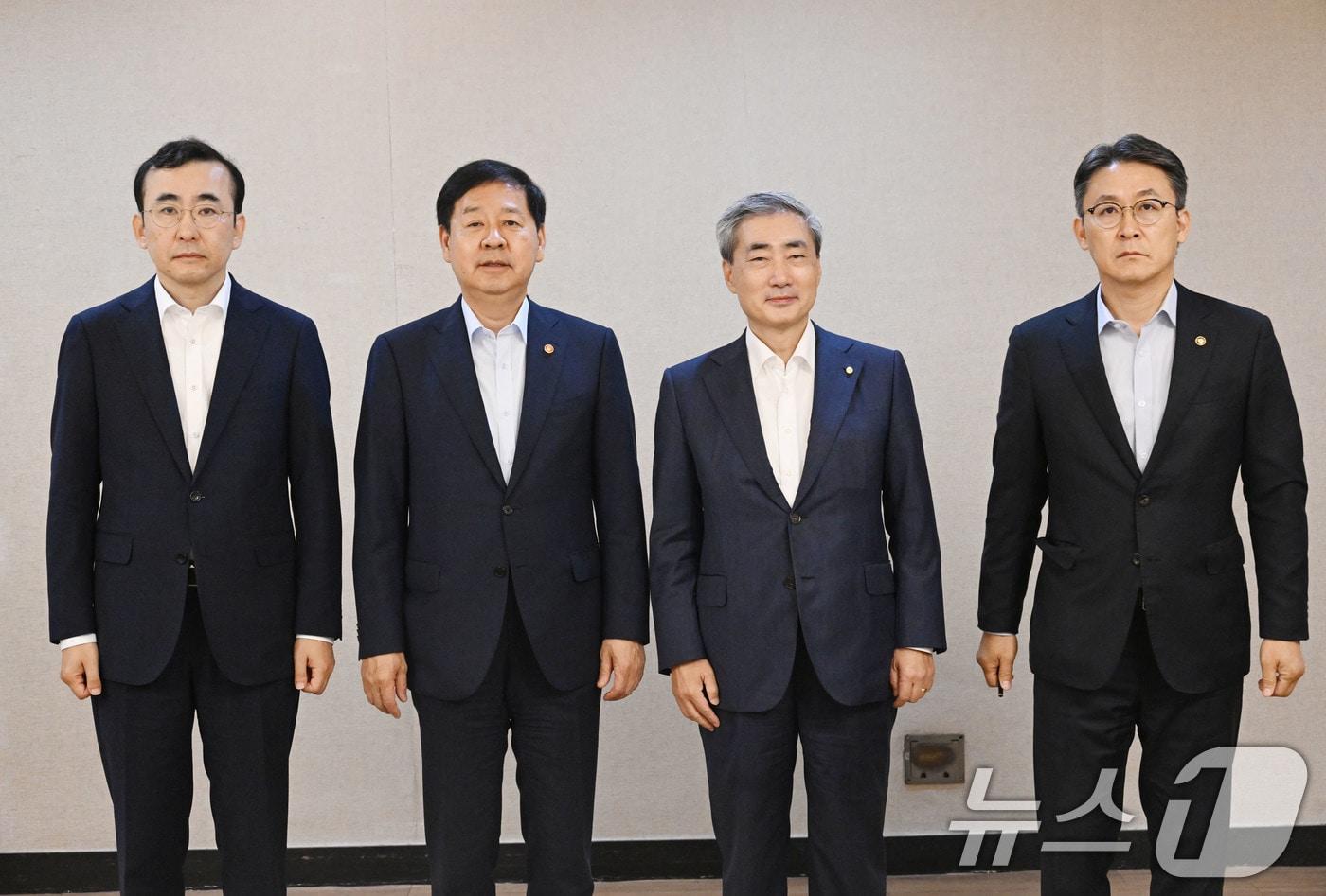 본문 이미지 - 구윤철 부총리 겸 재정경제부 장관이 8일 서울 종로구 정부서울청사에서 열린 시장상황 점검회의 시작에 앞서 기념사진을 찍고 있다. 왼쪽부터 이세훈 금융감독원 수석부원장, 구윤철 부총리, 신현송 한국은행 총재, 권대영 금융위원회 부위원장. (재정경제부 제공. 재판매 및 DB금지) 2026.7.8 ⓒ 뉴스1