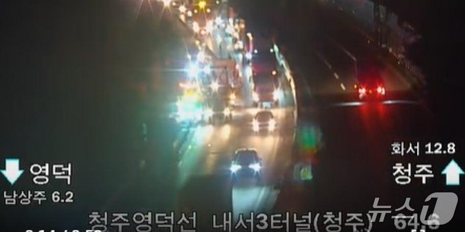 본문 이미지 - 8일 오전 0시 43분쯤 경북 상주시 내서면 당진영덕고속도로 영덕방향 화물차 추돌 사고 현장(경북소방본부 제공. 재판매 및 DB금지)20206.7.8/뉴스1