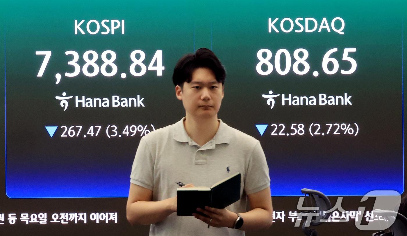 본문 이미지 - 8일 서울 중구 하나은행 본점 딜링룸 전광판에 코스피 등 시황이 표시되고 있다. 2026.7.8 ⓒ 뉴스1 이호윤 기자
