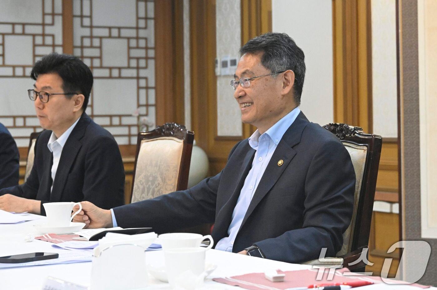 본문 이미지 - 허장 재정경제부 차관이 8일 서울 종로구 정부서울청사에서 열린 원화 국제화 전담반(TF) 회의에서 모두발언을 하고 있다. (재정경제부 제공. 재판매 및 DB금지) 2026.7.8 ⓒ 뉴스1