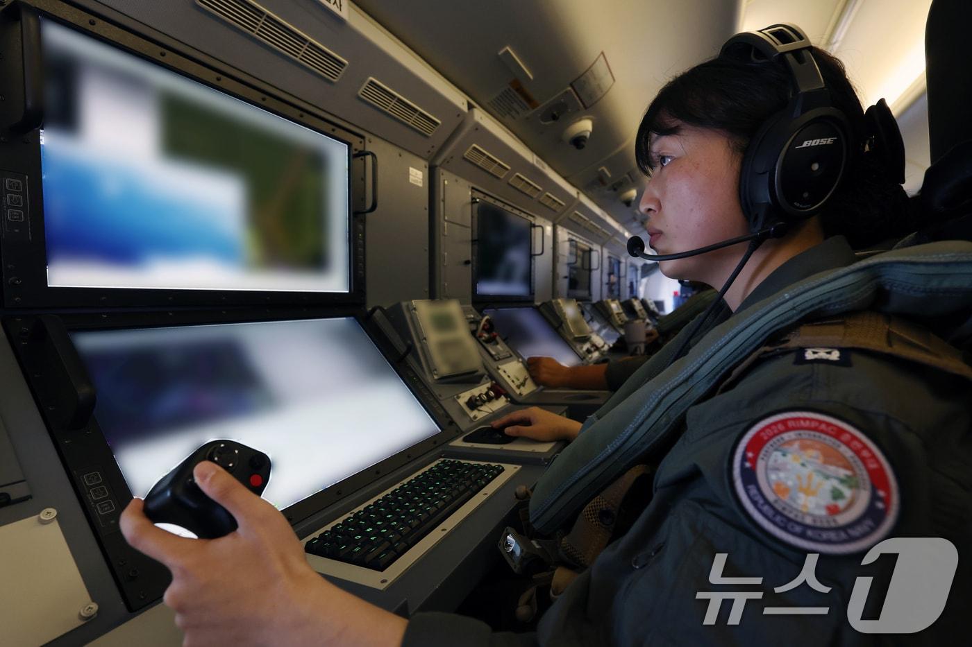 본문 이미지 - 2026 환태평양훈련(RIMPAC·림팩)이 진행 중인 7일(현지시간) 미국 하와이 호놀룰루 진주만-히캄 합동기지에서 대한민국 해군 해상초계기 P-8A가 연합 대잠전 훈련을 하고 있다. 사진은 임무통제콘솔 모습. (공동취재) 2026.7.8 ⓒ 뉴스1 김예원 기자