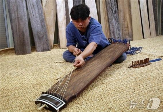 본문 이미지 - 가야금 제작 명장 김동환 자료사진(고령군 제공. 재판매 및 DB금지)/뉴스1