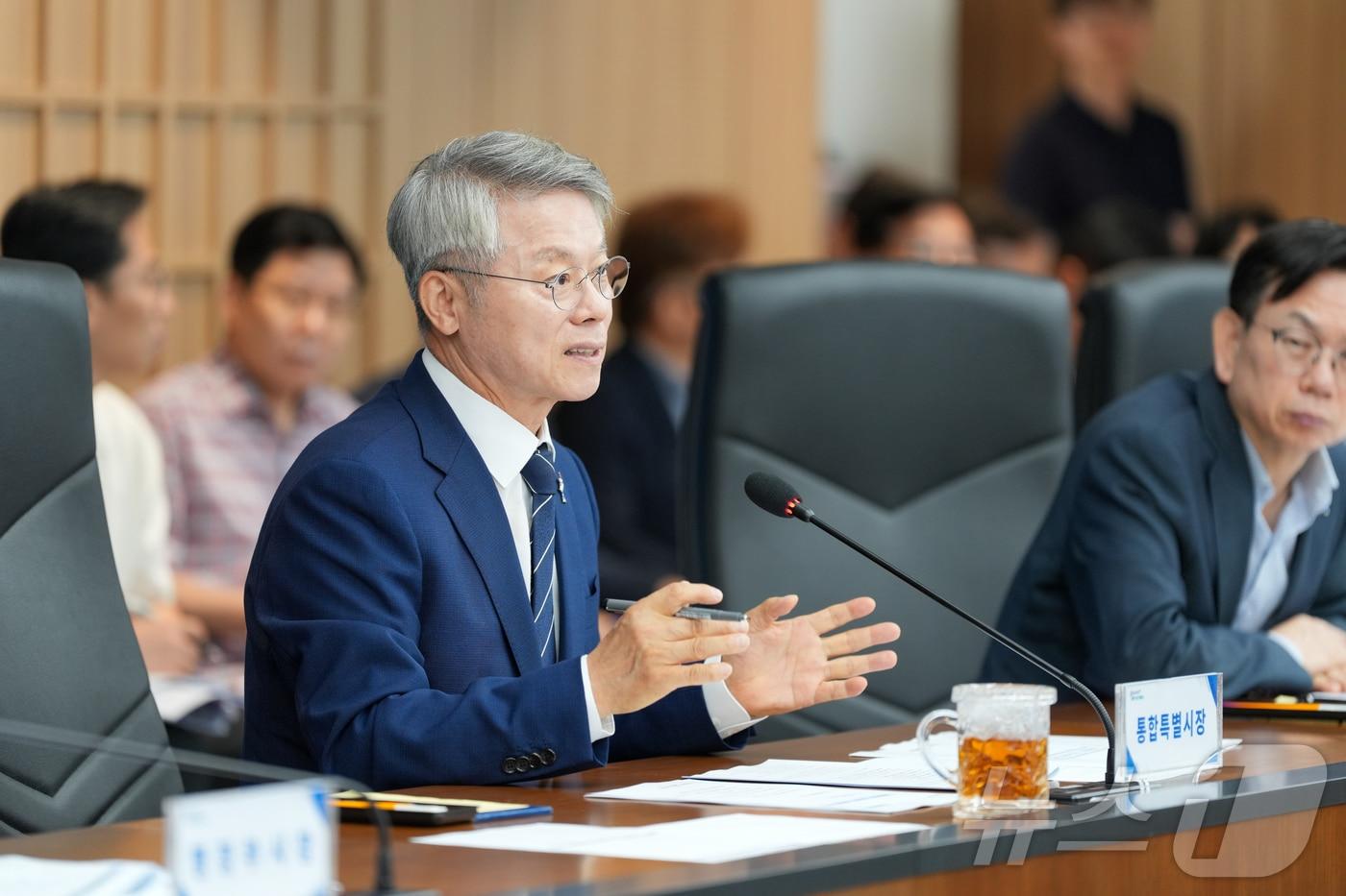 본문 이미지 - 민형배 전남광주통합특별시장이 8일 전남광주통합특별시청 동부청사 나철실에서 전남광주통합합특별시 제1회 간부회의를 주재하고 있다.(전남광주통합특별시 제공. 재판매 및 DB금지) 2026.7.8 ⓒ 뉴스1 전원 기자