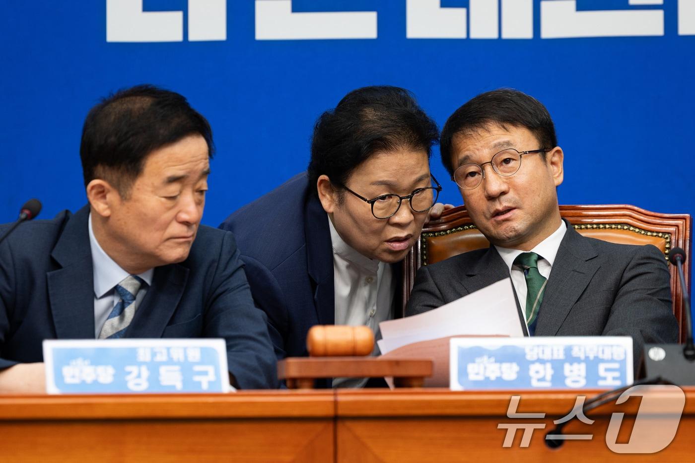 본문 이미지 - 한병도 더불어민주당 당대표 직무대행 겸 원내대표와 문정복 최고위원이 8일 서울 여의도 국회에서 열린 최고위원회의에서 대화하고 있다. 왼쪽은 강득구 최고위원. ⓒ 뉴스1 유승관 기자