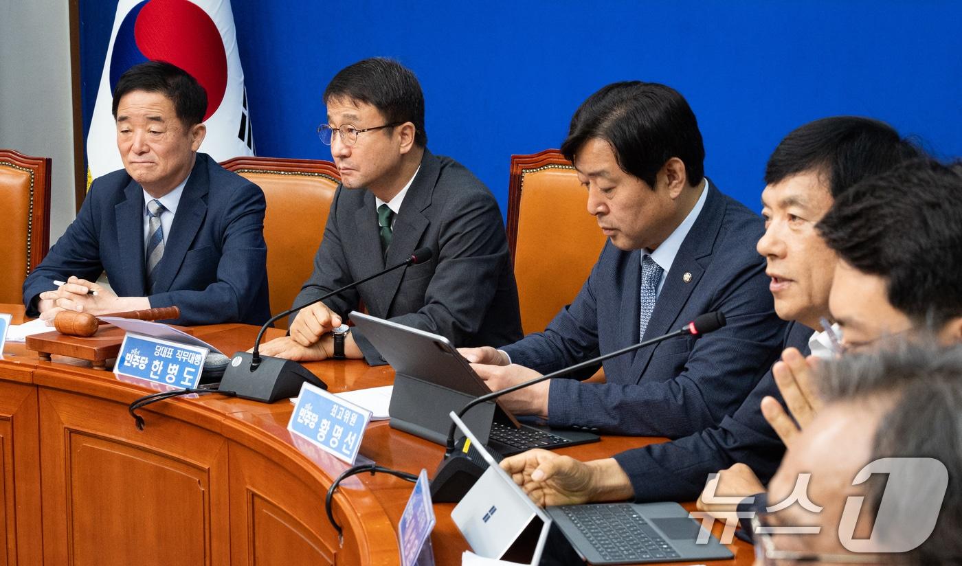 본문 이미지 - 강득구 더불어민주당 최고위원이 8일 서울 여의도 국회에서 열린 최고위원회의에서 이성윤 최고위원의 모두 발언을 굳은 표정으로 듣고 있다. 2026.7.8 ⓒ 뉴스1 유승관 기자
