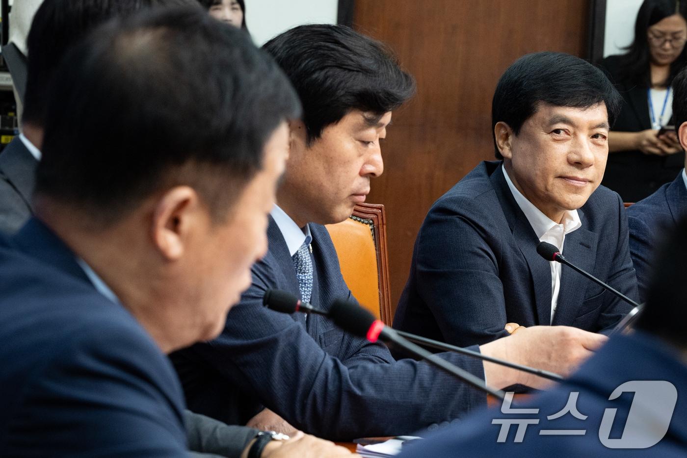 본문 이미지 - '친정청래' 성향의 이성윤 더불어민주당 최고위원이 8일 서울 여의도 국회에서 열린 최고위원회의에서 '친김민석' 성향의 강득구 최고위원 발언 모습을 바라보고 있다. 2026.7.8 ⓒ 뉴스1 유승관 기자
